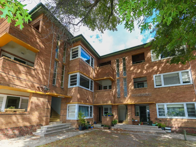 Spacious 1st floor 2 bedroom apartment in Camberwell