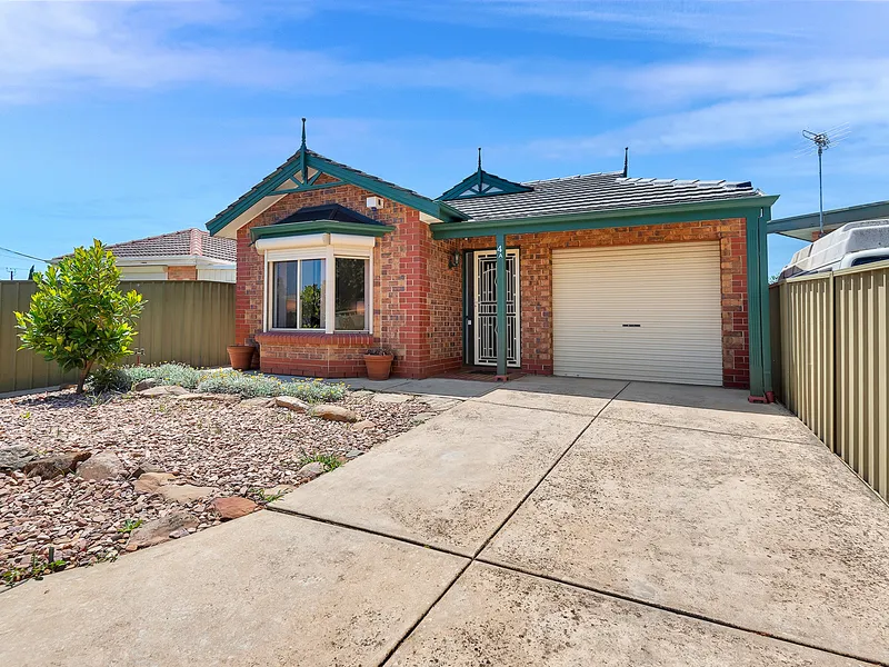 Centrally Located Bay Window Villa Home