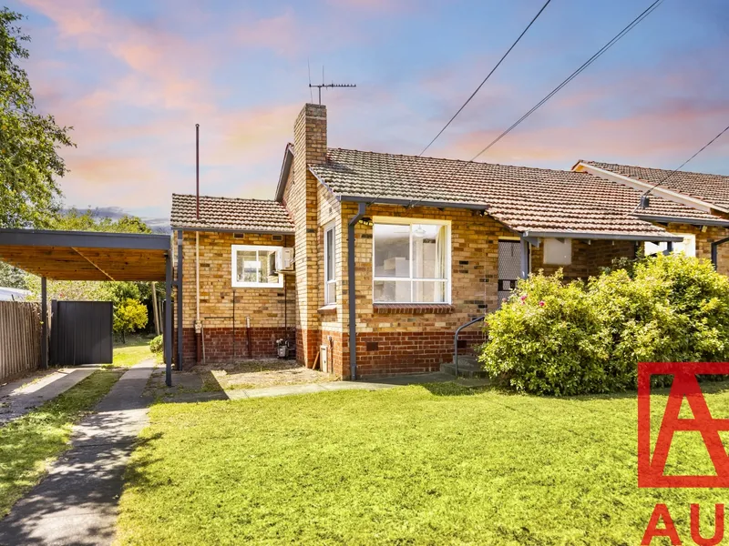 Semi Solid Brick Beauty with Large 564m2 Land, Walk to Rosanna Primary School !