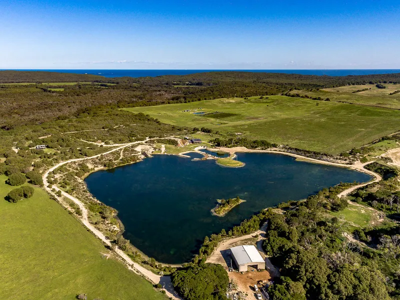 Hamelin Bay lakeside retreat with your own island paradise 