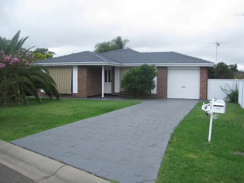 IDEAL FAMILY HOME IN SUNNY ST CLAIR!