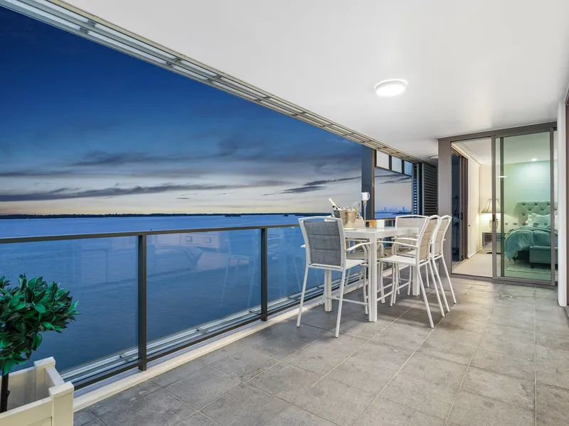 Stylish Apartment with Wide Balcony Plus Stunning Views over Broadwater to Surfers Paradise