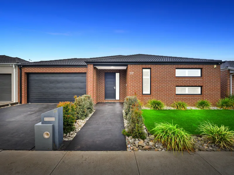 Luxury Living at its Finest: Unveiling the Jewel of Brookfield's Real Estate Market!