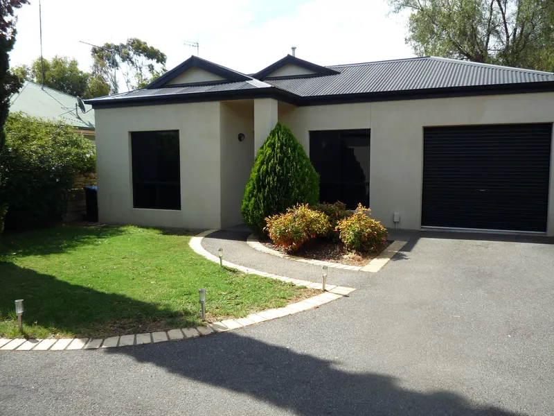 CLOSE TO LAKE WEEROONA AND SPORTING FACILITIES