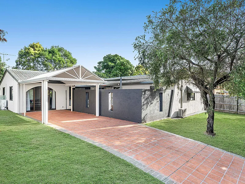 FAMILY RESIDENCE WITH ENDLESS POTENTIAL + SIDE ACCESS