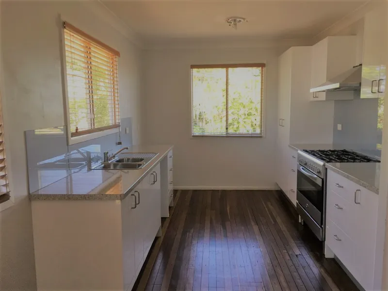 SPACIOUS 3 BEDROOMS. ROOM UNDER. 597m2 ALLOTMENT.