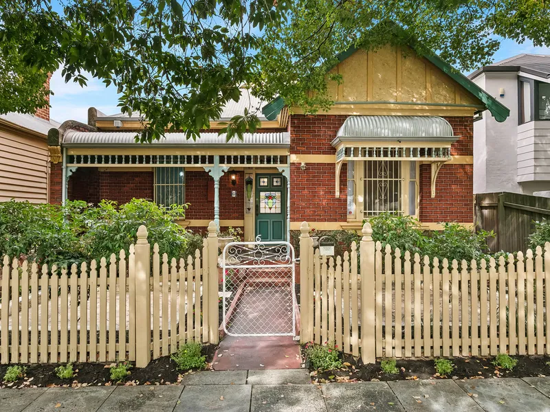 FAMILY OR SINGLE LEVEL DOWNSIZER! SIMPLY IRRESISTIBLE! (ROW)