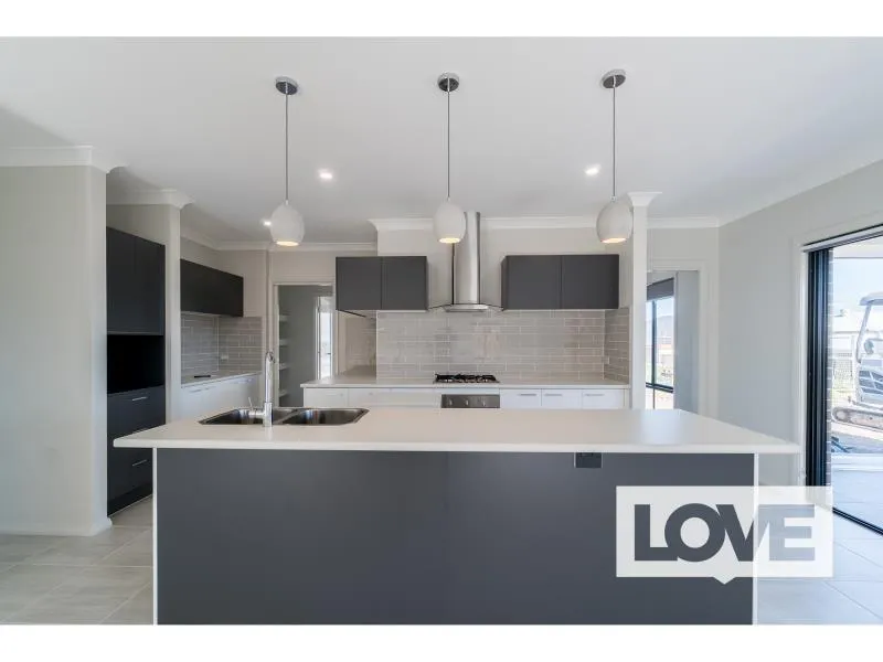 Executive Home in New Estate - best offers over $600 per week