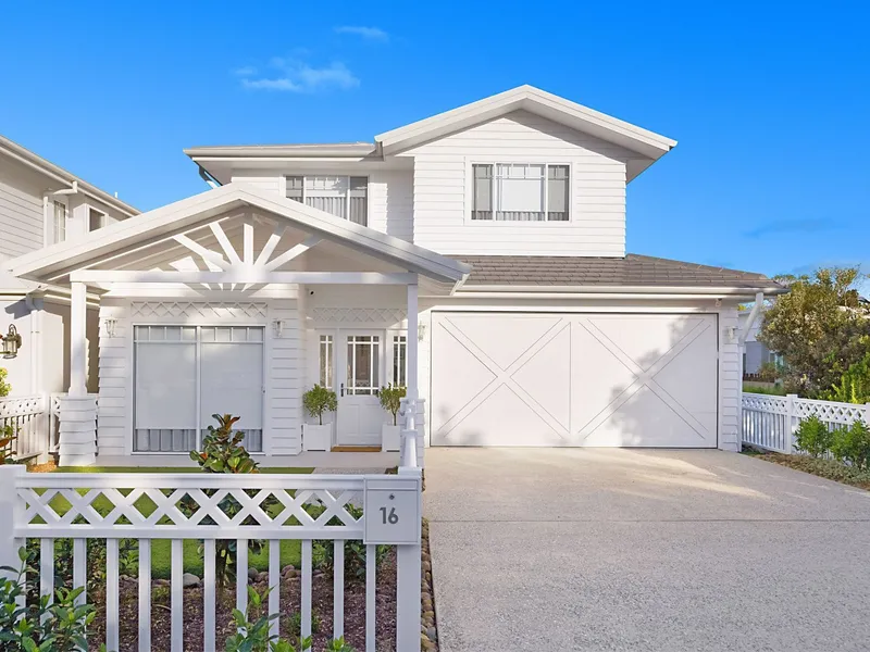 DESIGNER HAMPTONS RESIDENCE ON PRIZED CASUARINA BEACHFRONT
