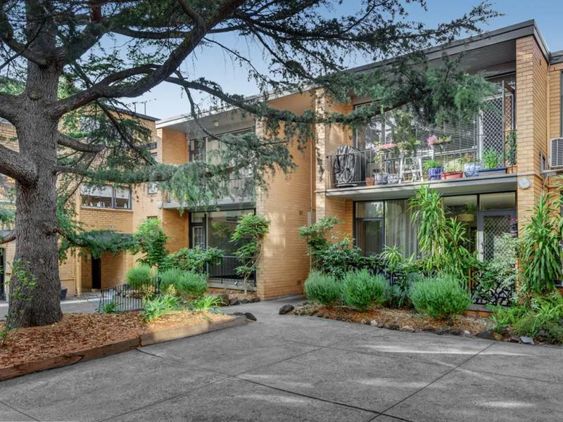 Generous ground floor unit in prime Hawthorn location