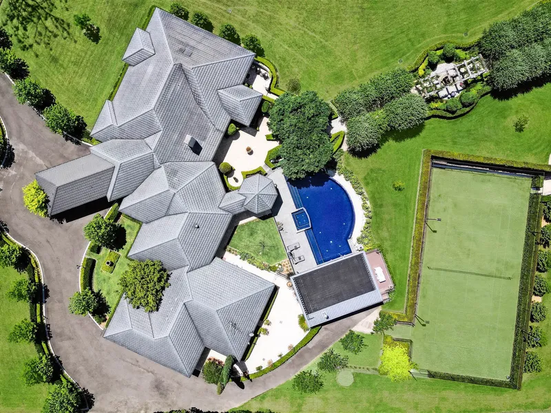 Magnificent family estate with splendid entertainment appeal The perfect private sanctuary in a premium semi-rural setting