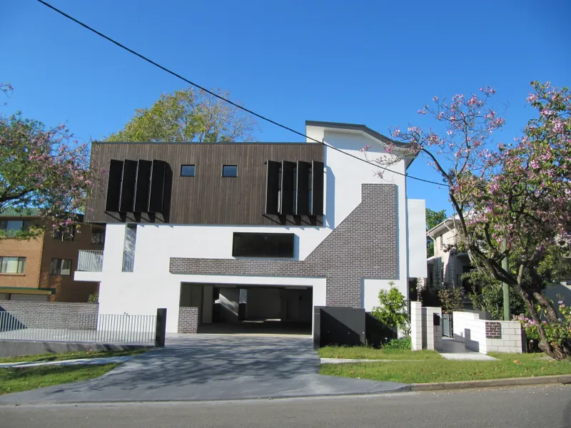 Modern Townhouse with Private Grassed Courtyard