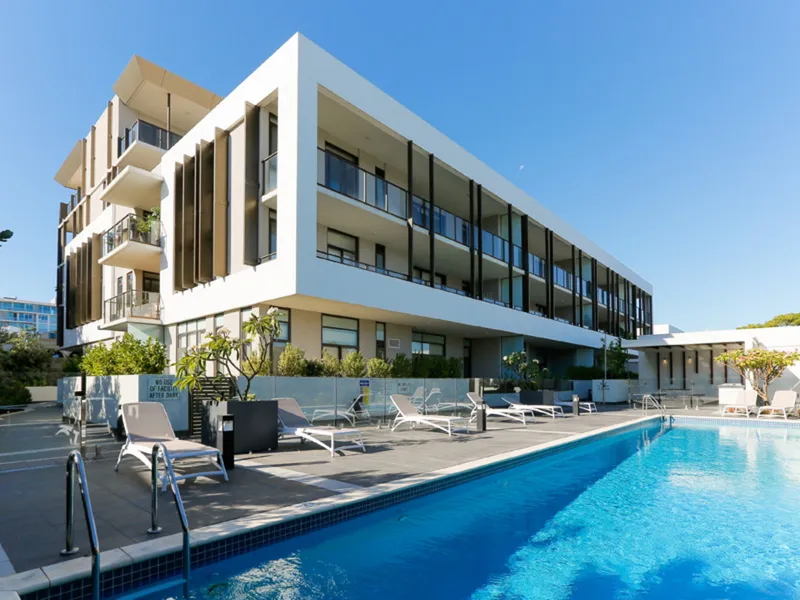 SOPHISTICATED  LIVING - OPEN SAT 19 DEC 10am-1030am