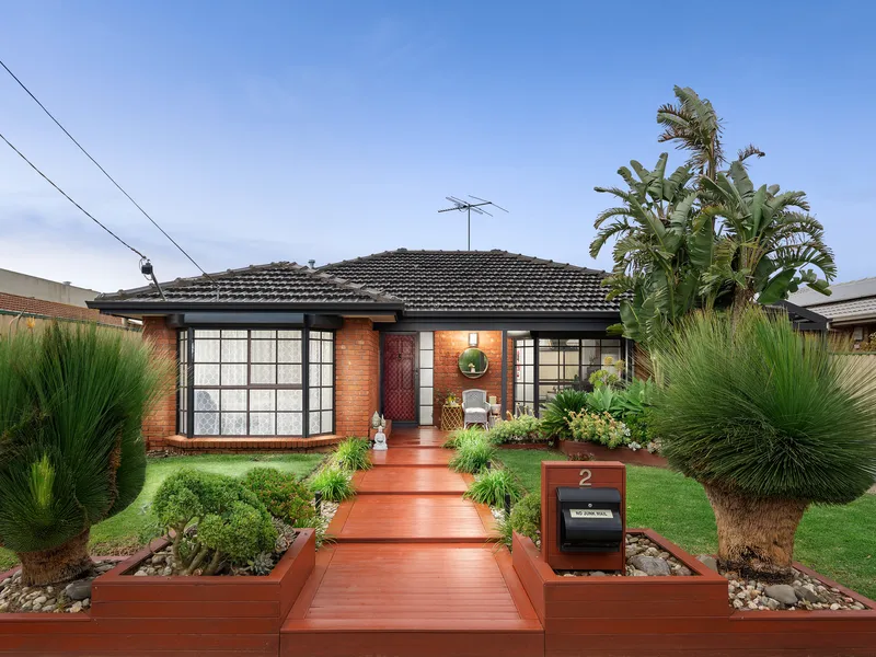 Unique family home with the Werribee River right at your doorstep!