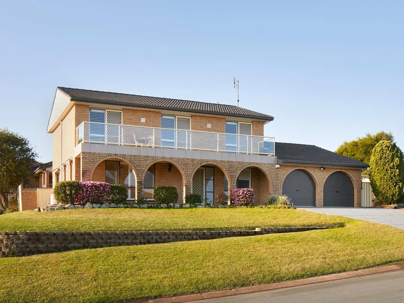 Five Bedroom Family Home with Pool