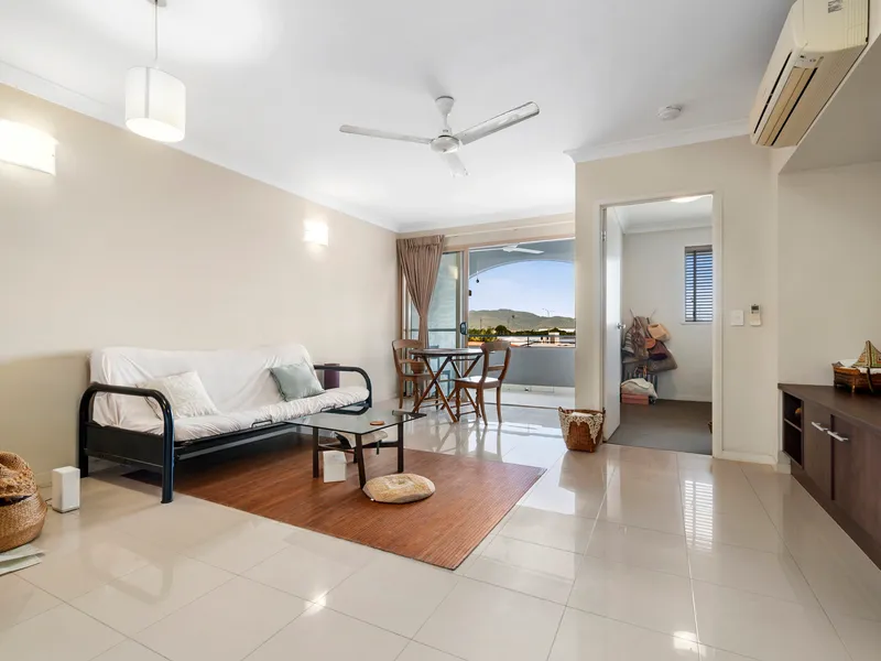 Top Floor With Mountain Views