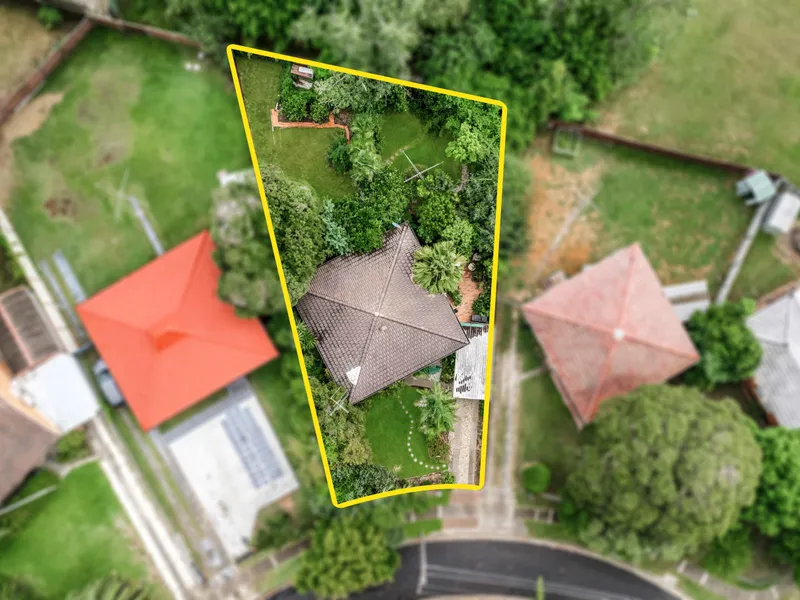 RENOVATION OPPORTUNITY IN PREMIUM LOCATION!!