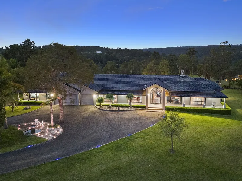 Acreage Lifestyle With Endless Possibilities!!