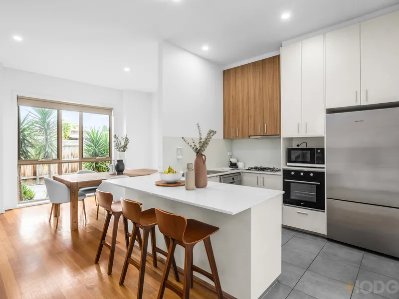 EASY LIVING – FOOTSTEPS TO MAIN ST (OFF SERVICE ROAD)