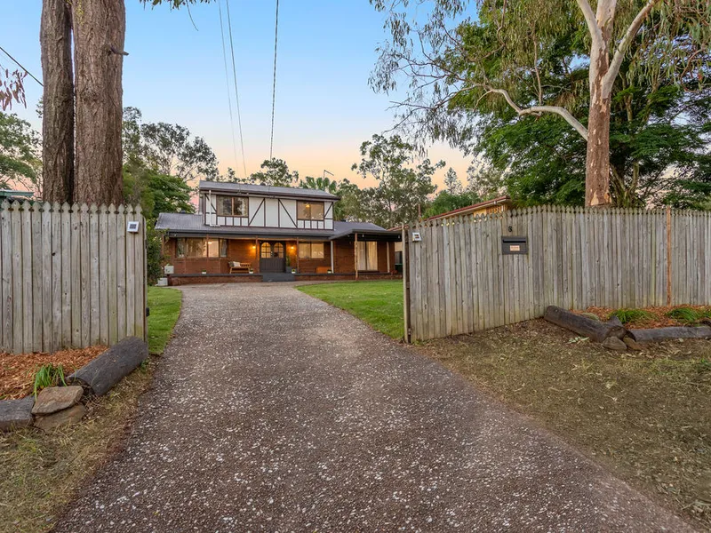 CHARMING, SPACIOUS 4 BED RETREAT ON LARGE ALLOTMENT - QUIET LEAFY CUL-DE-SAC