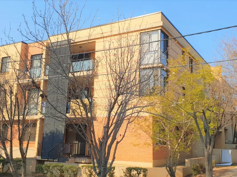 LARGE COURTYARD APARTMENT