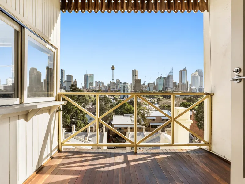 Renovated three bedroom terrace with expansive city views