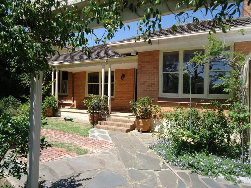 WELL PRESENTED FAMILY HOME - BEAUTIFUL PRIVATE GARDENS