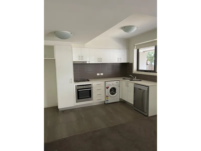 LARGE ONE BEDROOM APARTMENT!