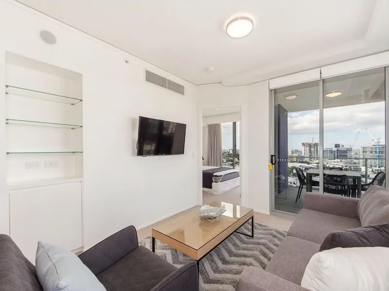 FULLY FURNISHED 1 Bed+ 1Study Apartment with Car Space