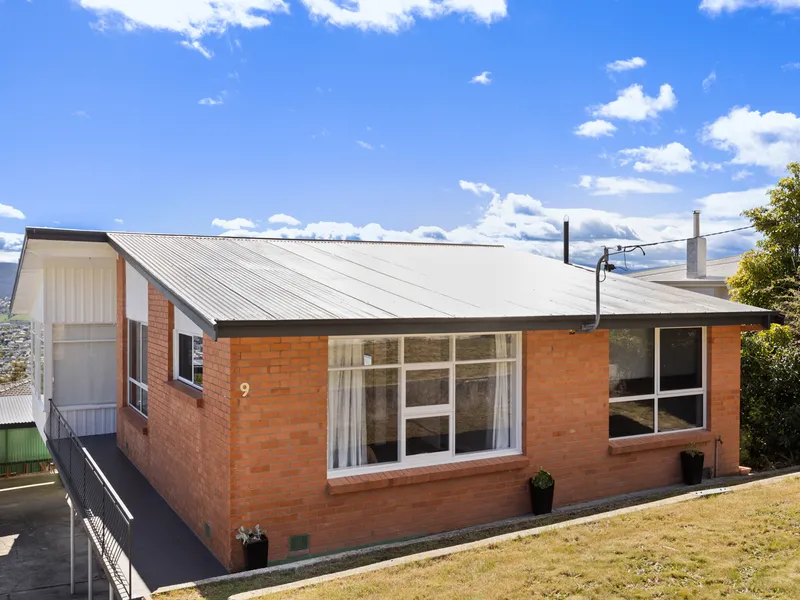 Sun & spectacular views in a quiet pocket of West Launceston.