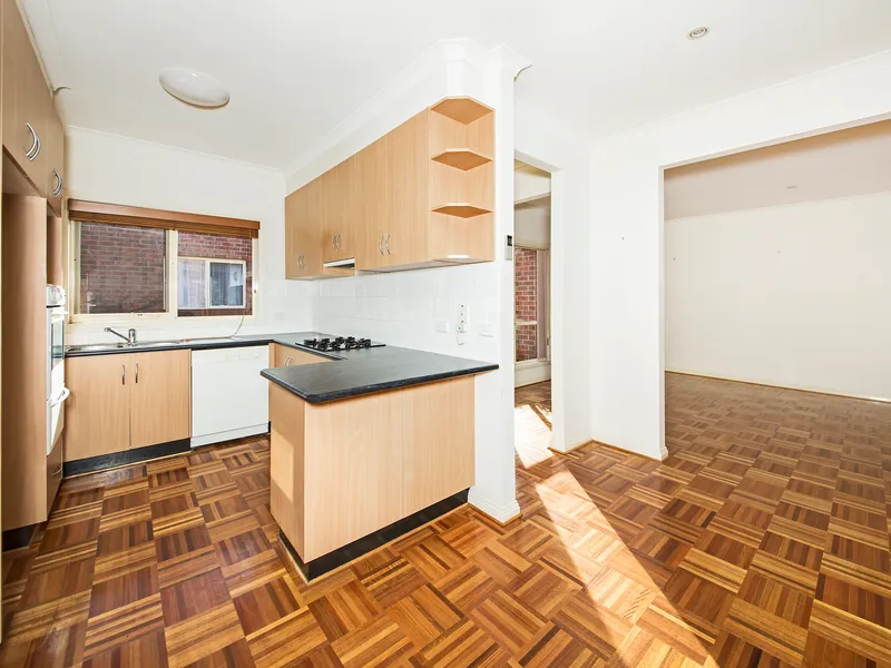 Fabulous Single Level Unit in Ideal Location!