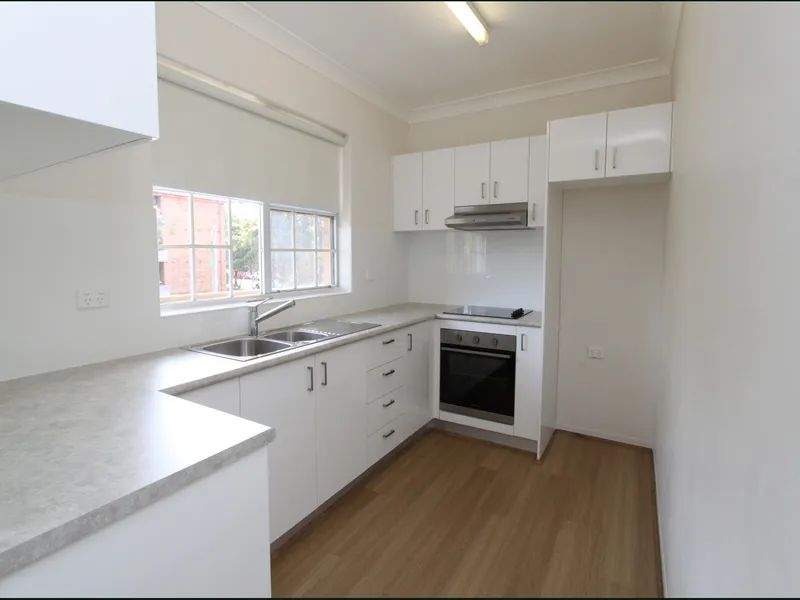 Renovated 2 bedroom close to Station and shops