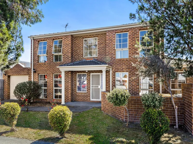 Walking distance to Chadstone plus HUGE $$ Energy Bill Saving - solar panels (Furnished or unfurnished - 6 month lease welcome)