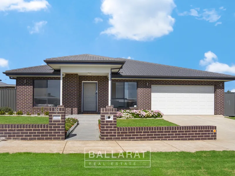 LARGE FOUR BEDROOM THREE LIVING FAMILY HOME