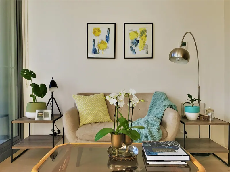 Modern and spacious fully furnished apartment overlooking Orrong Park