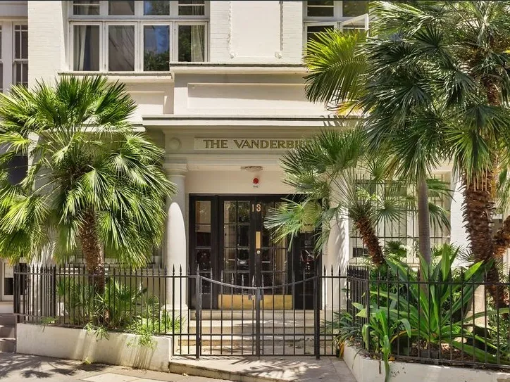 Expansive Art Deco Apartment 