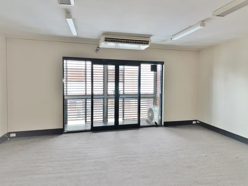 Open Plan Unit with Bedroom and Study