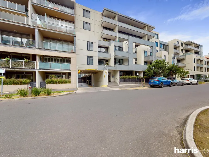 LARGE ONE BEDROOM NEAR BEACH - HEATED POOL AND GYM IN BUILDING