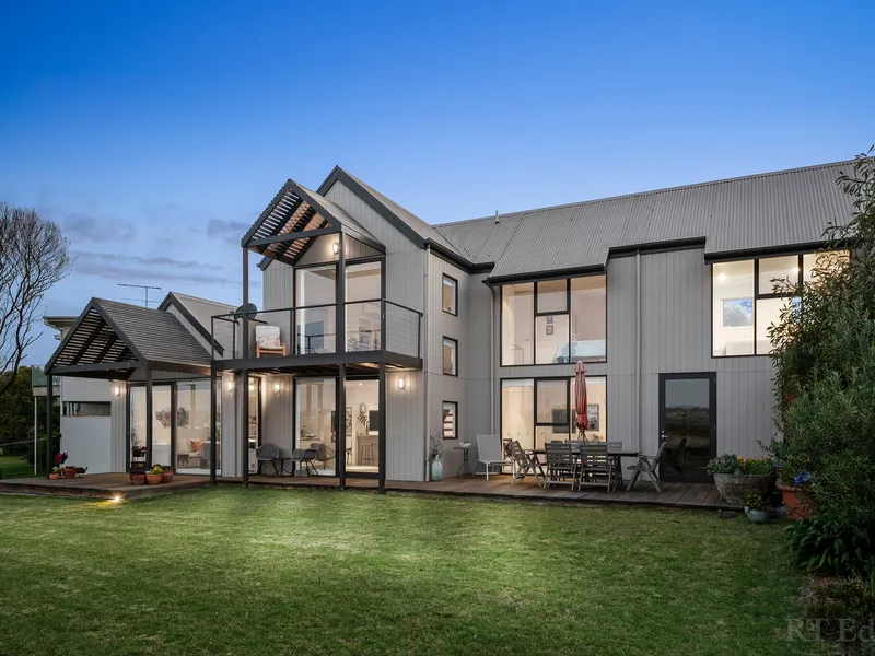 Contemporary Family Living with Spectacular Waterfront Outlook