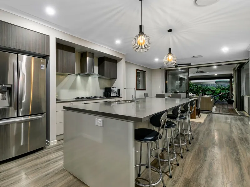 Near new Family home in central location!