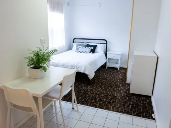 Self Contained Studio Apartment with en suite in convenient location