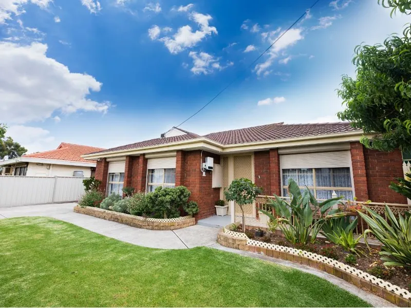FIRST TIME ON MARKET, ONE OWNER FAMILY HOME WITH SUMMER KITCHEN & SWIMMING POOL!!!
