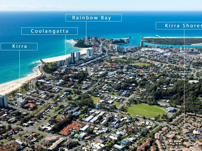 REFURBISHED TOWNHOUSE - WALK TO KIRRA BEACH - ON SITE MANAGER