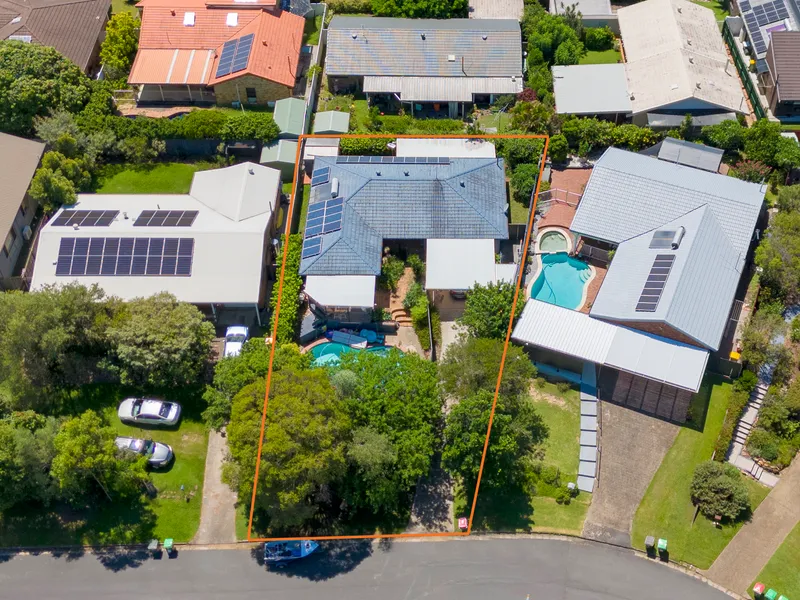 PRIVATE FAMILY HOME WITH POOL, HIGH ON THE HILL IN HIGHLY-SOUGHT ASHMORE !!!