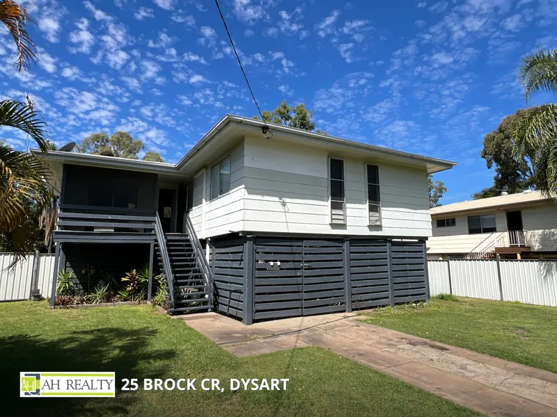 TOP INVESTMENT - MODERN 4 BED HOME WITH ENTERTAINMNET AREA, HOT TUB & BUILT-IN BAR!