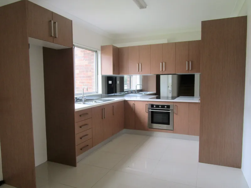 NEAT 2 BEDROOM TOWNHOUSE