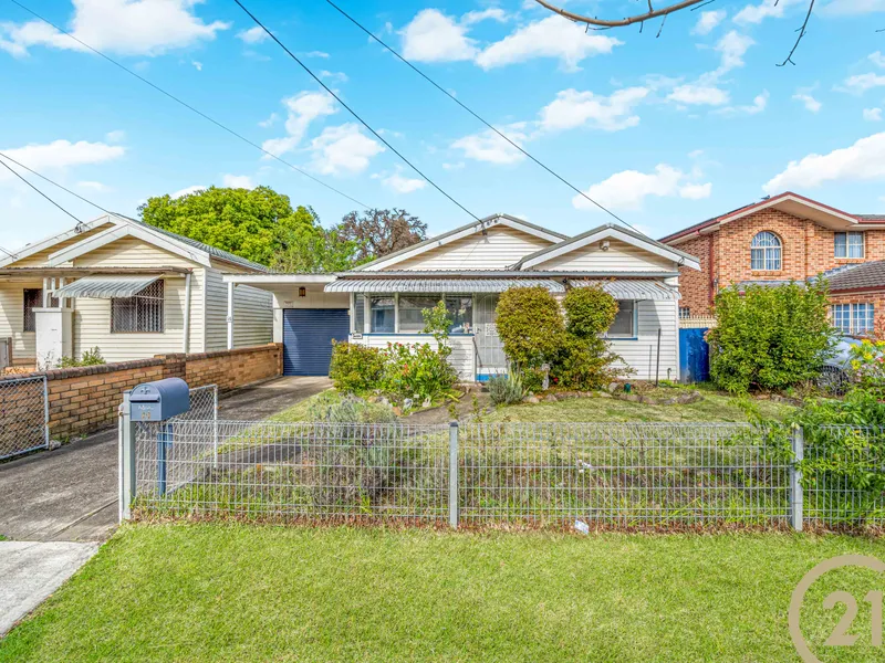 DECEASED ESTATE, WALK TO STATION, ZONED R4 IN A HOT LOACATION!