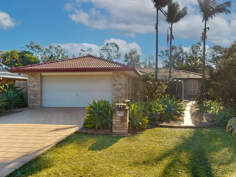 Newly renovated house with golf course in the backyard!