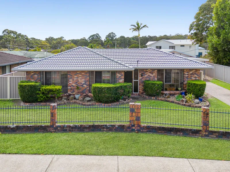 Beautiful lowset home with huge pool and guest retreat