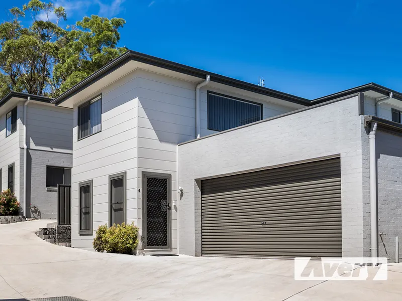 IMMACULATE TOWNHOUSE - JUST 2 YEARS YOUNG!